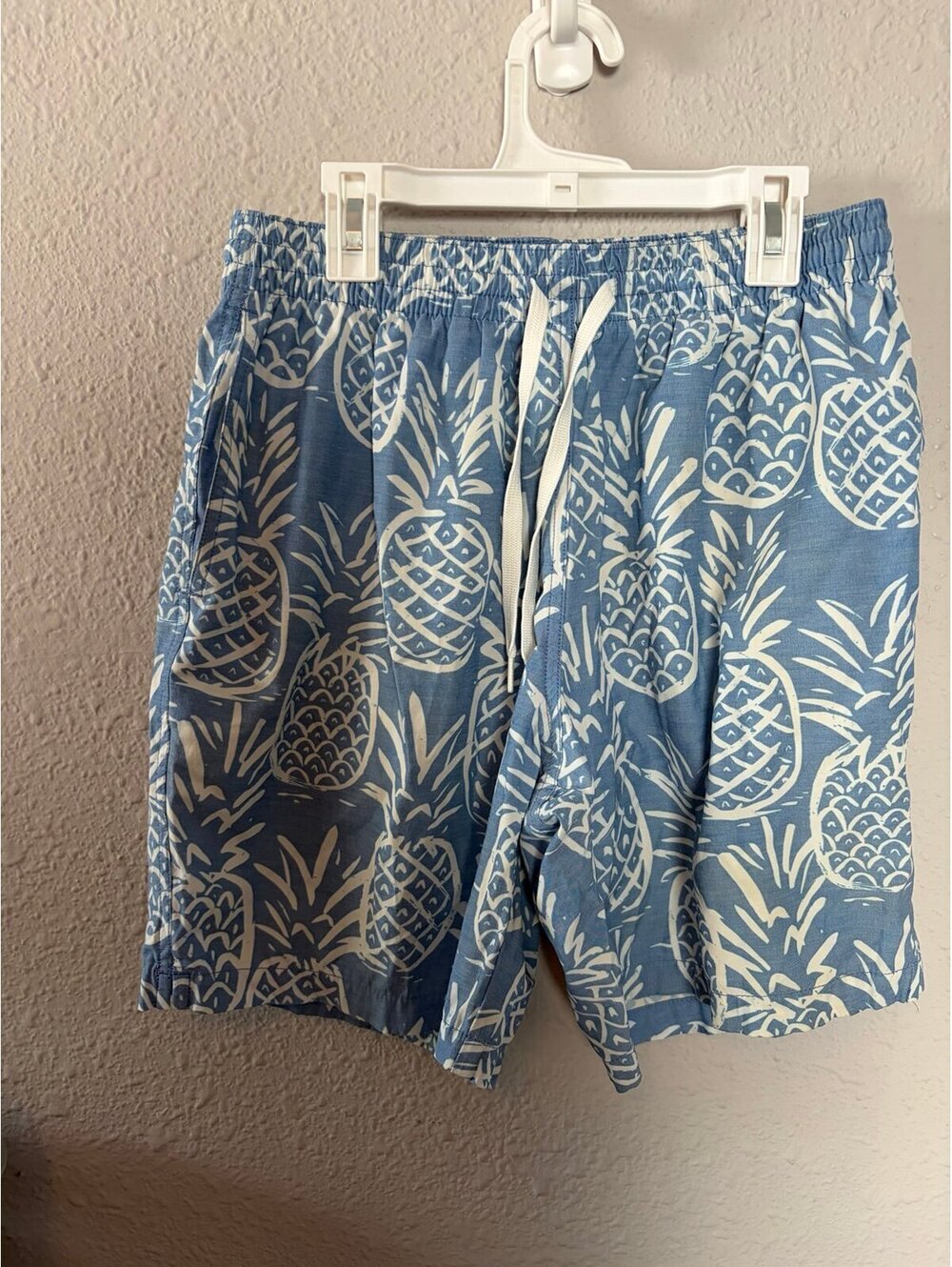 Men's Chubbies blue/white pineapple print swim shorts size S. 7in inseam. Liner.